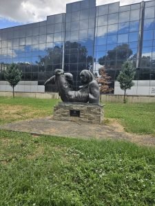 statue