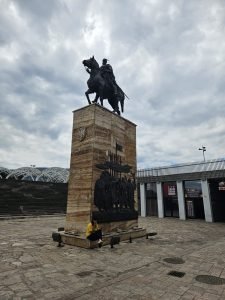 statue