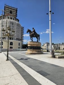statue