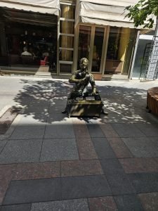 shoe cleaner statue