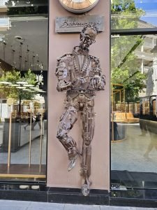 statue