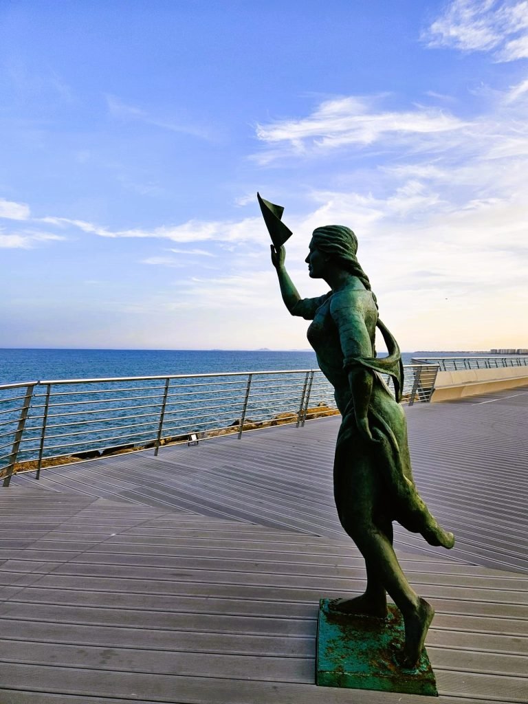 statue